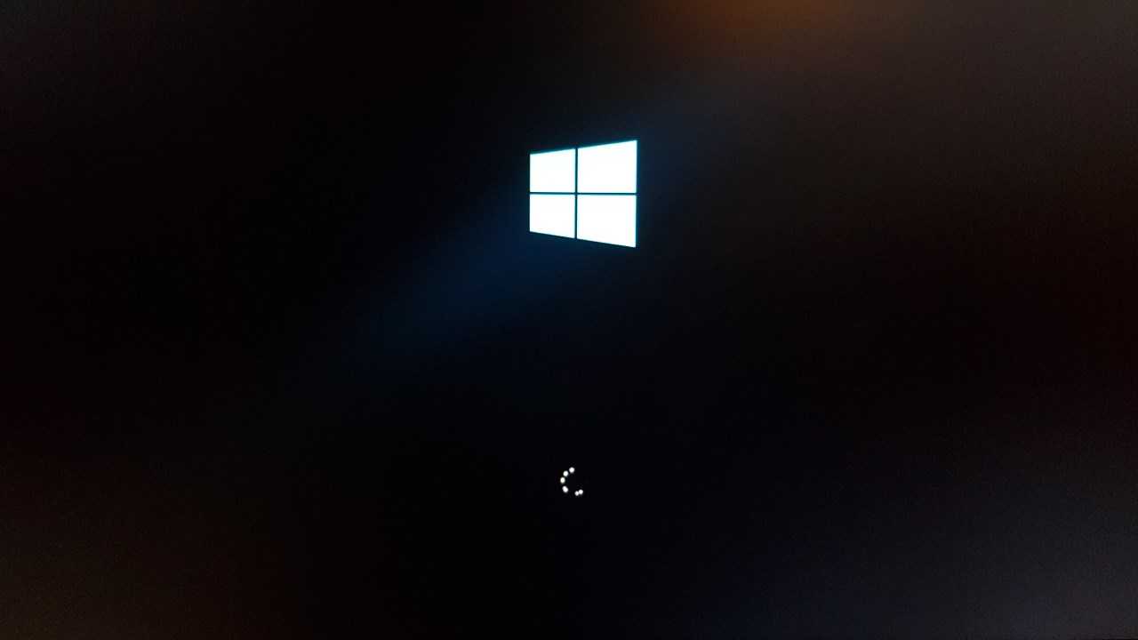 Windows 10 обновление черный экран. Загрузочный экран виндовс 8.1. Бесконечная загрузка виндовс 8.1. Запуск виндовс 8.1. Запуск виндовс 10.