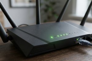 Домашний Wi-Fi роутер с горящими индикаторами на рабочем столе