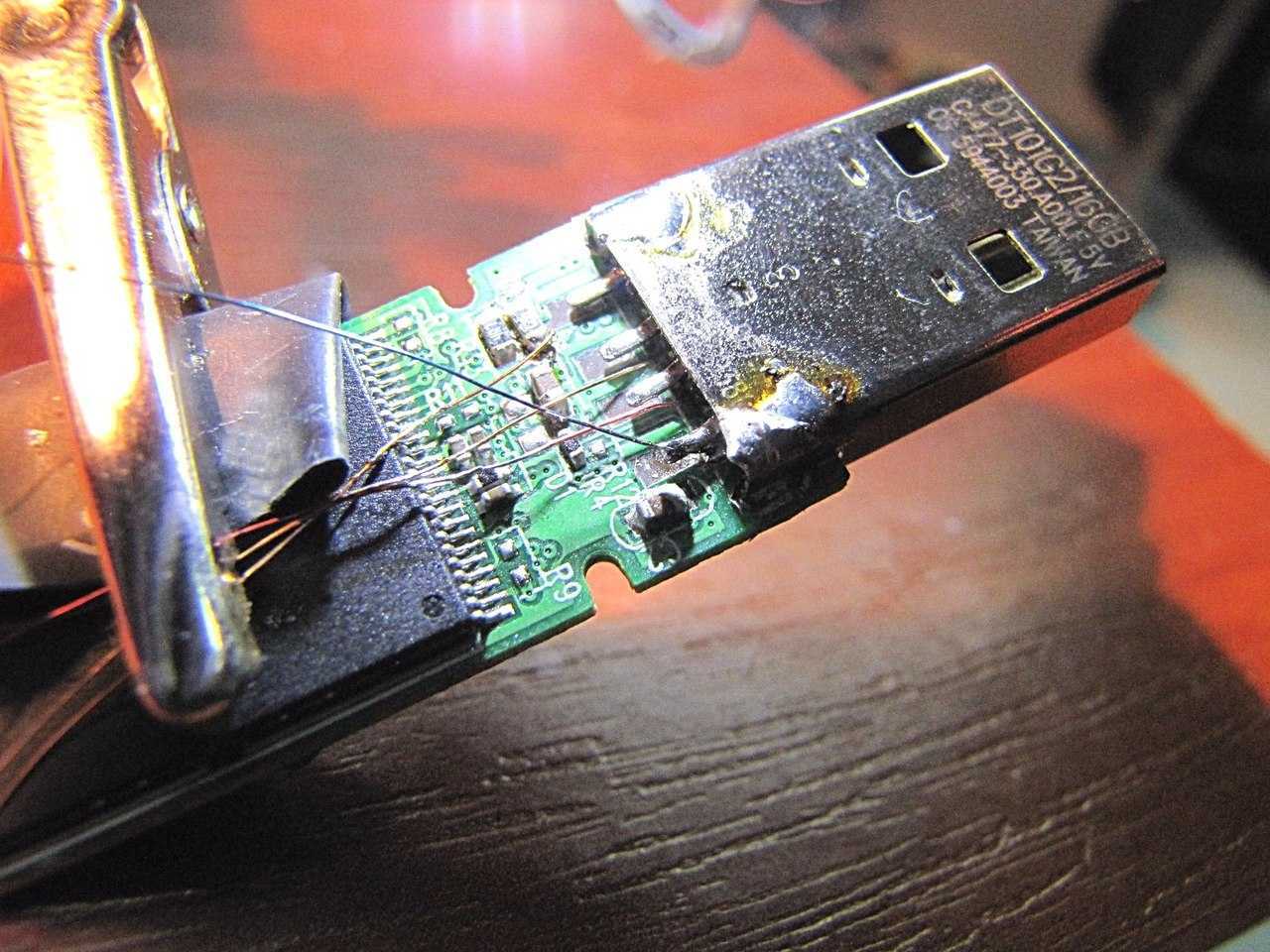 Флешка сломалась. Отломился разъем USB на флешке. Пайкакрнтактов флешки. Пайка флешки.